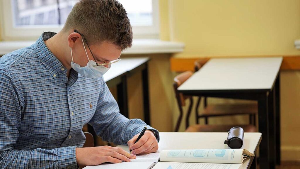 10 stycznia 2022 r uczniowie wracaja do nauki w trybie stacjonarnym kat