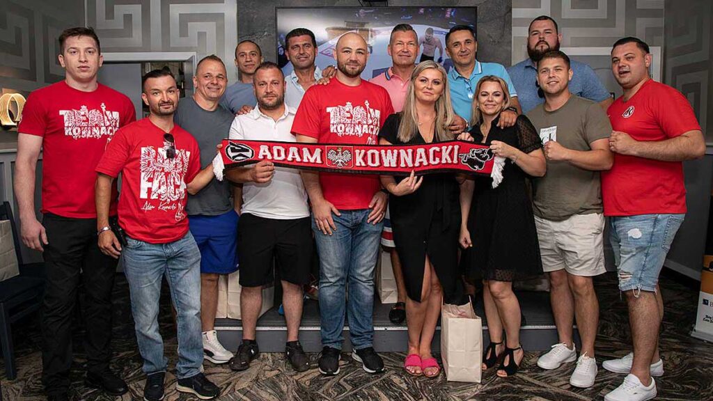 Adam kownacki w johnnys cafe na maspeth ny kat