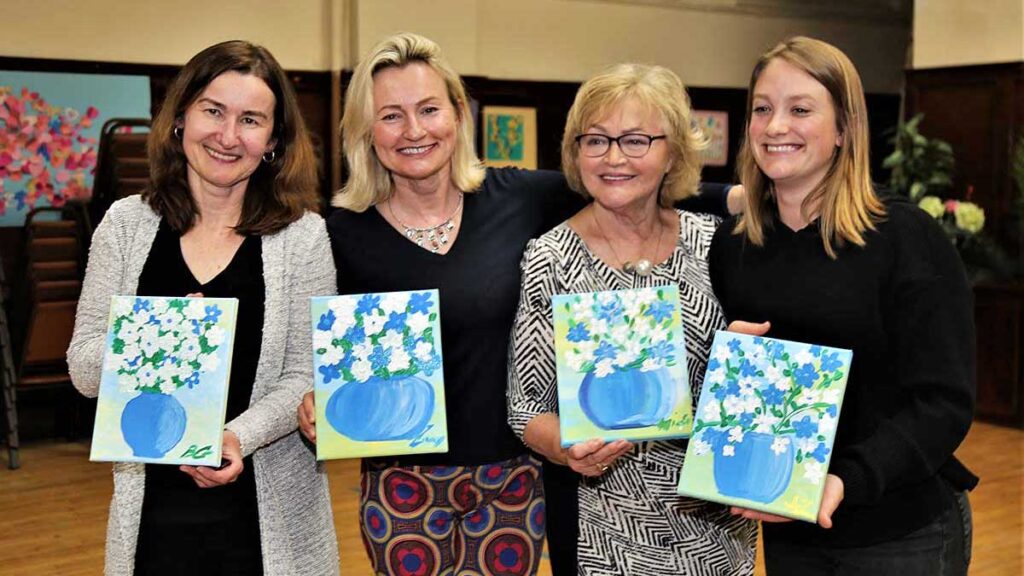 Akcja charytatywna childrens smile foundation dzien matki przy sztalugach kat