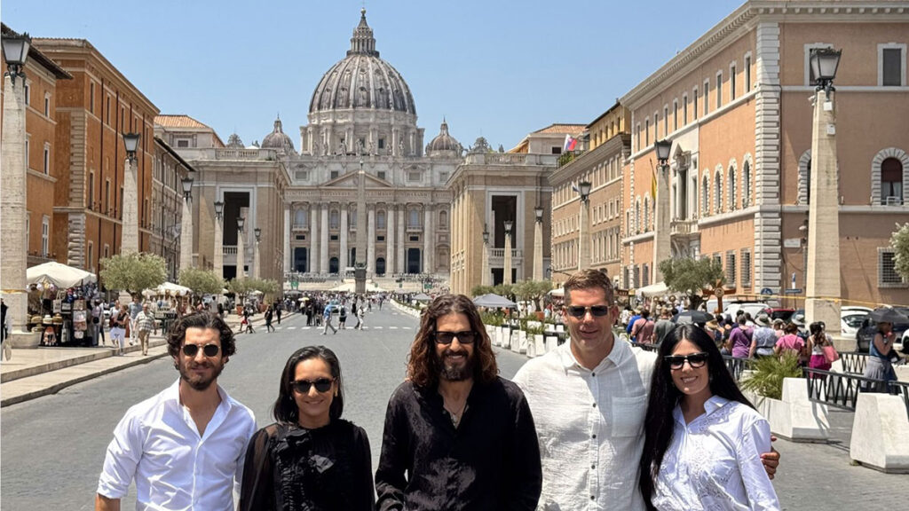 Aktorzy i tworcy the chosen na premierowym pokazie w watykanie kat