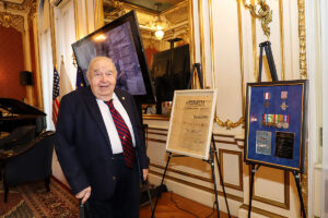 z pokolorownymi zdjęciami podarowanymi Andrzejowi Rawiczowi przez Mikołaja Kaczm