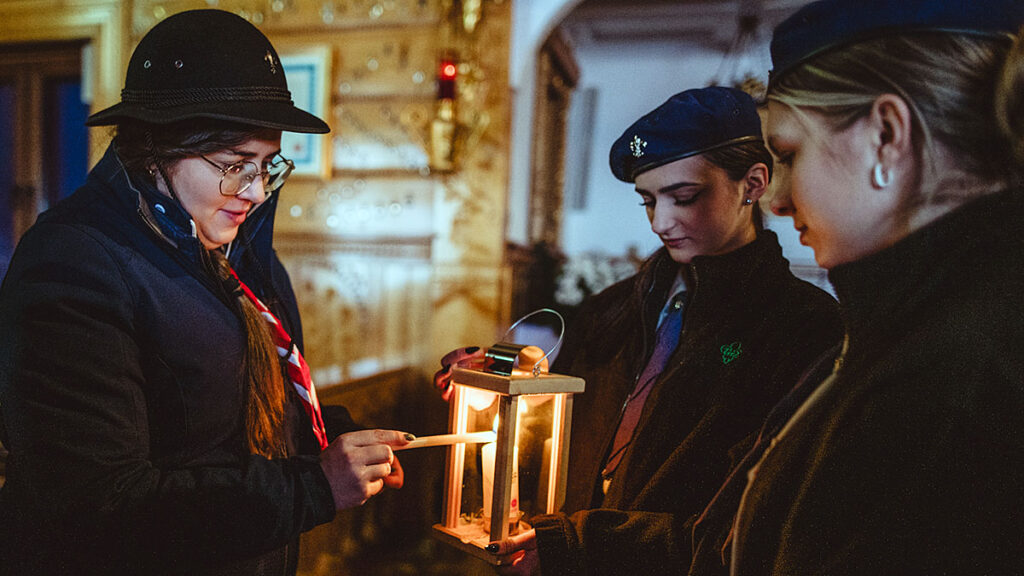 Betlejemskie swiatlo pokoju zaplonelo w caritas polska kat