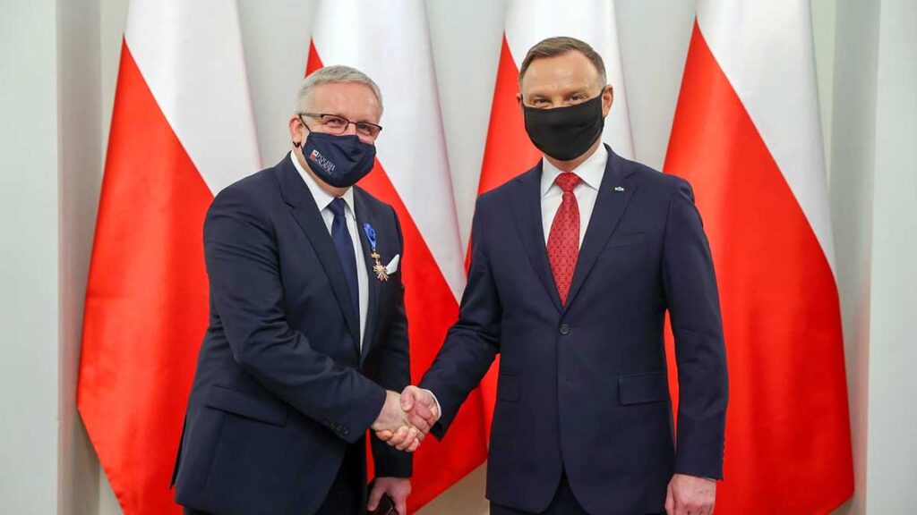 Bogdan chmielewski odznaczony krzyzem oficerskim orderu zaslugi rp kat