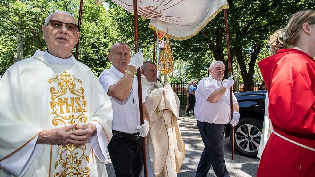 Boze cialo na greenpoincie procesja kosciola sw stanislawa kostki kat
