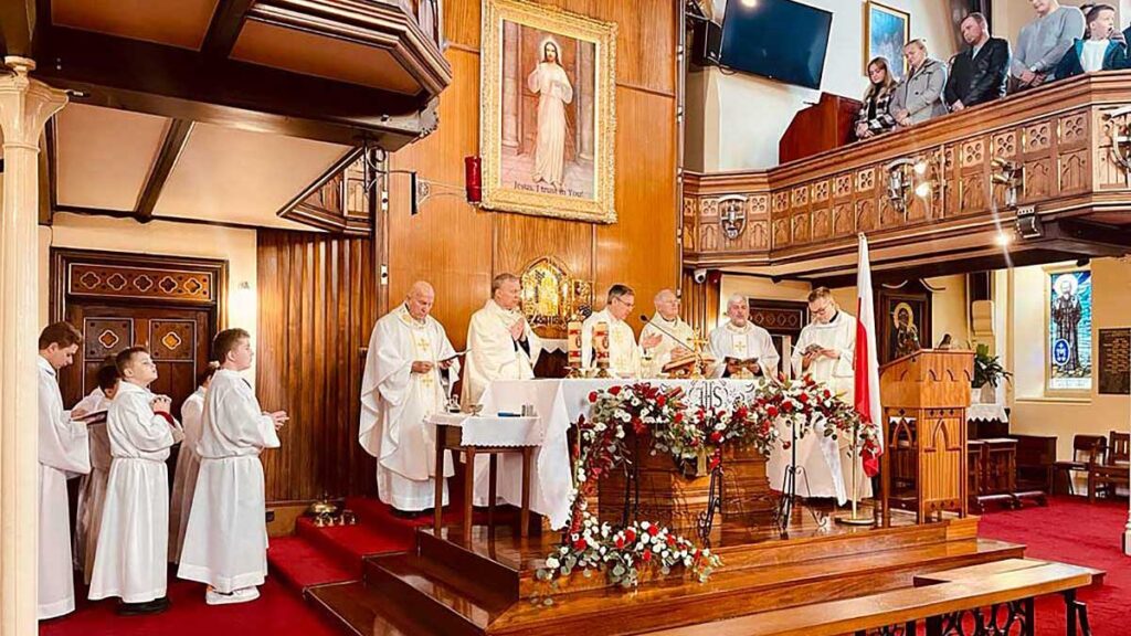 Bp turzynski uczestniczyl w obchodach 75 lecia polonijnej parafii milosierdzia bozego w manchesterze kat