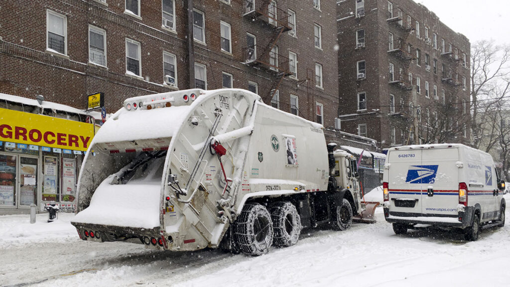 Burza zimowa w stanie nowy jork z duzymi opadami sniegu deszczem i silnym wiatrem kat