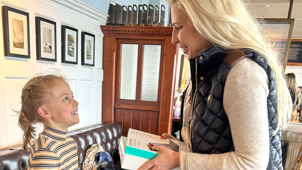 Christmas competition for children portraits of mother kat