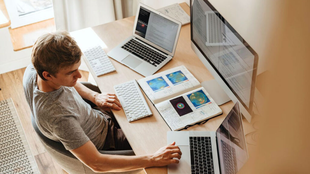 Coraz wiecej polakow uczy sie nowych zawodow do ktorych branz przechodza kat