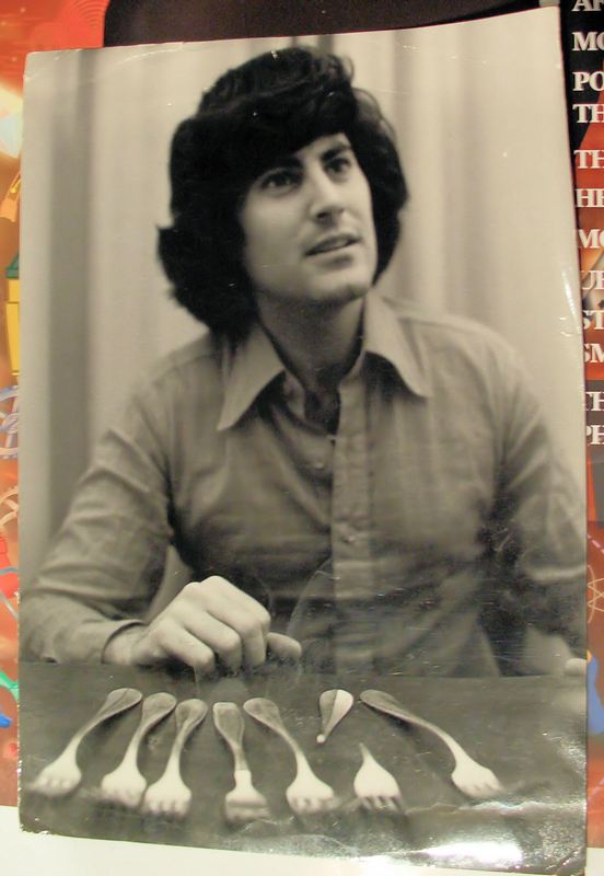 Czlowiek ktory wygina sztucce kat 18