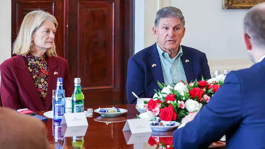 Delegacja senatorow usa w palacu prezydenckim kat