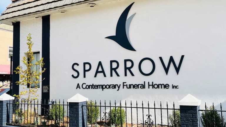 Dom pogrzebowy na greenpoincie sparrow a contemporary funeral home inc przy kosciele st stanislaus kostka w nowym jorku kat