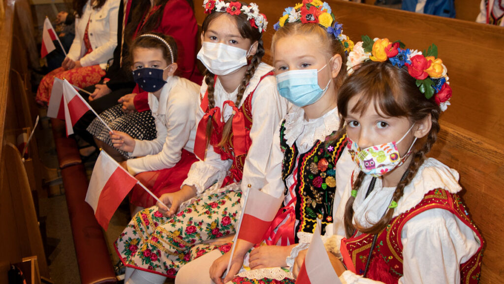 Dzien flagi i swieto polonii w kosciele sw stanislawa kostki kat