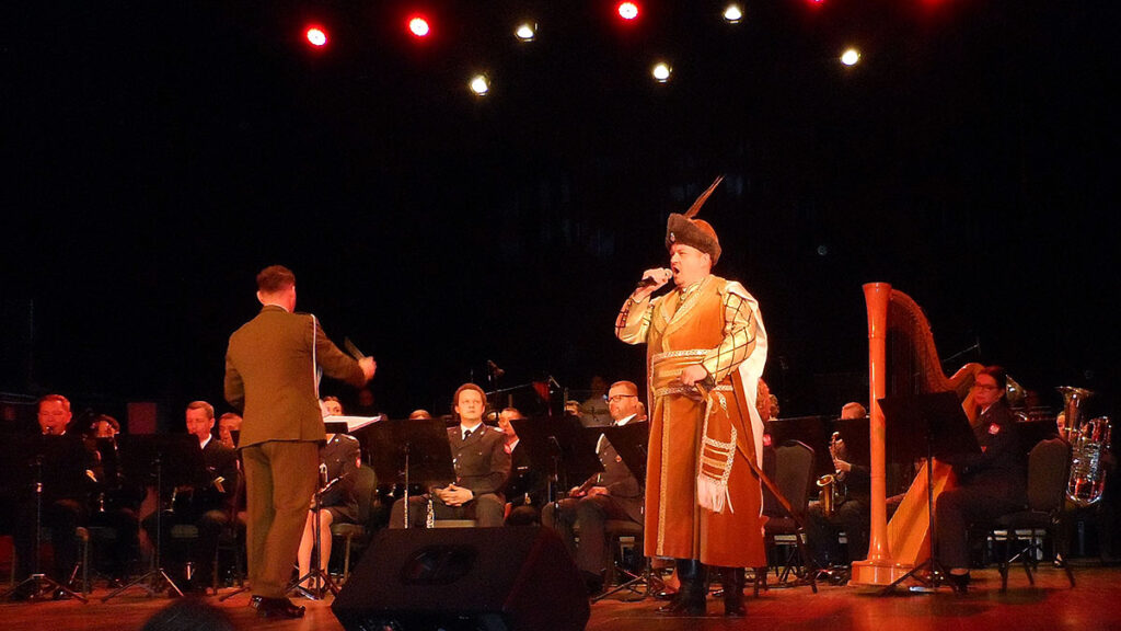 Dziennik polonijny na wspanialym koncercie reprezentacyjnego zespolu artystycznego wojska polskiego kat