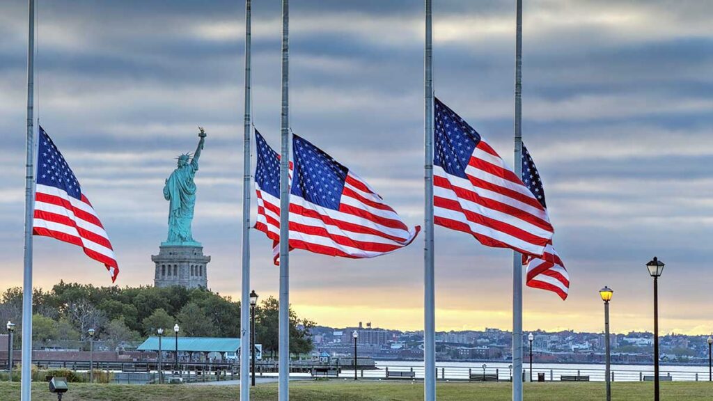 Flagi na budynkach stanowych opuszczone na czesc ofiar strzelaniny w buffalo kat