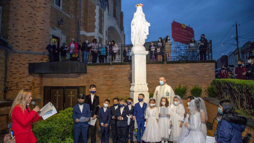 Fotoreportaz z koronacji figury matki bozej niepokalanej w parafii sw wojciecha w elmhurst ny kat