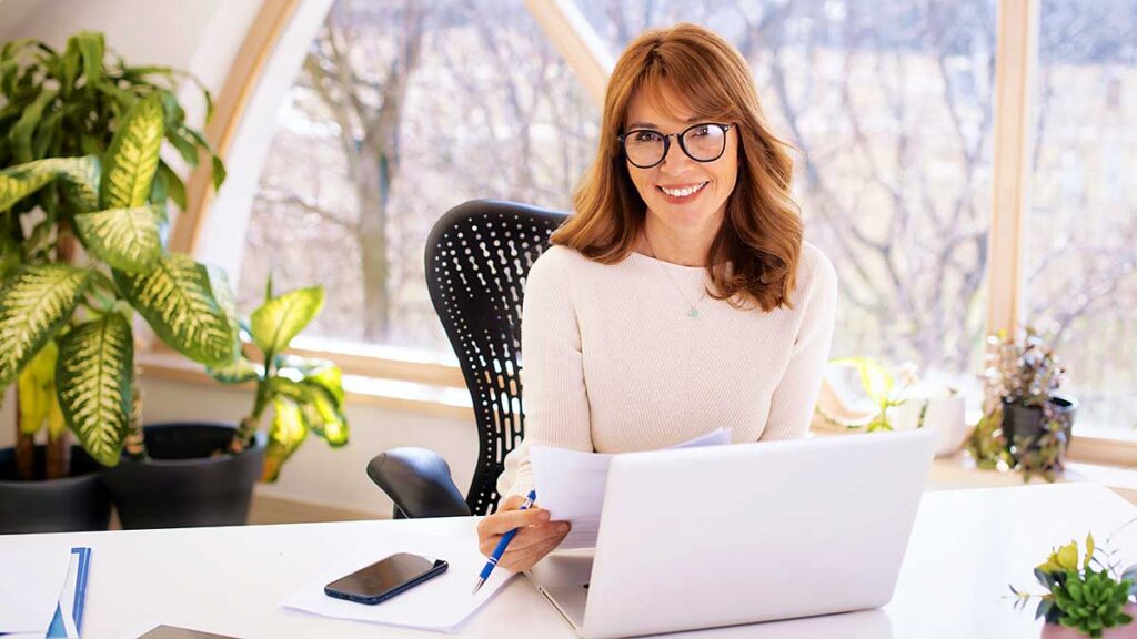 Ile zarabiaja polacy jak wzrosly zarobki od 2014 roku kto ma najwyzsze pensje kat