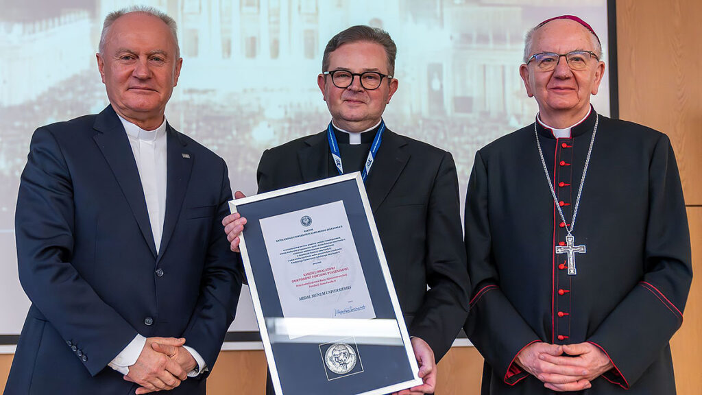 Jan pawel ii jednoczyl ludzi pod kazda szerokoscia geograficzna kat