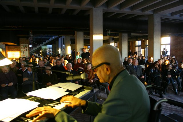 Jerzy bozyk zagral dla cichociemnych 17 marca 2013 w sali muzeum ak w krakowie kat 15