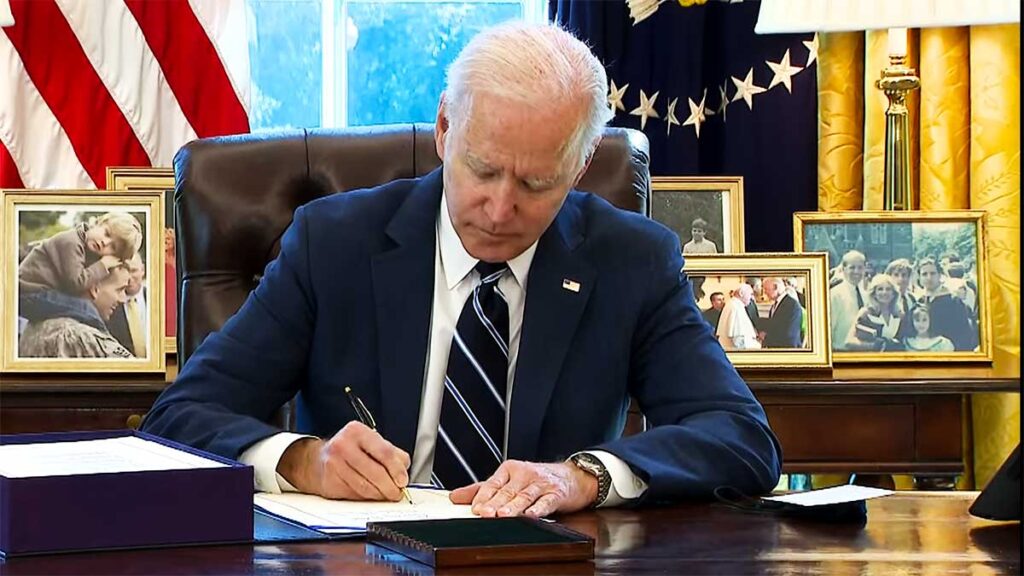 Joe biden podpisal pakiet gospodarczy na czas koronawirusa kat