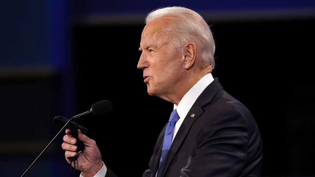 Joe biden przyspiesza szczepienia wszyscy dorosli amerykanie beda kwalifikowac sie na szczepionke od 19 kwietnia kat