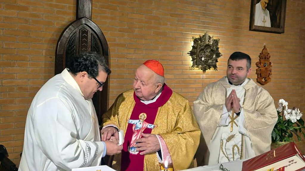 Kard dziwisz przekazal relikwie sw jana pawla ii katolikom z lombardii kat