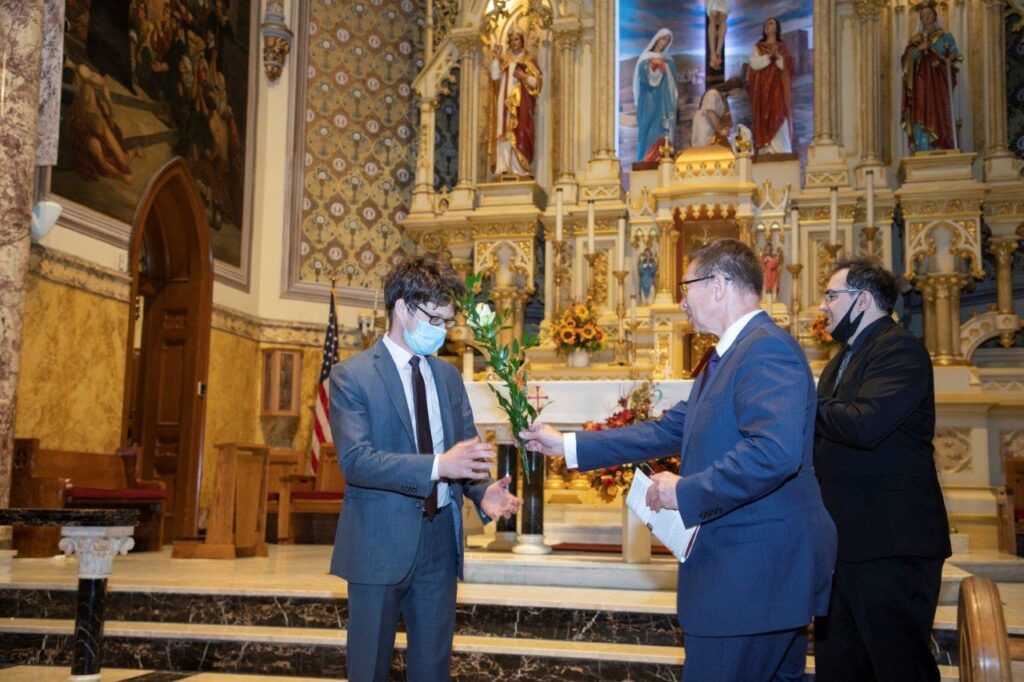 Koncert ku pamieci ofiar koronawirusa na greenpoincie kat 15