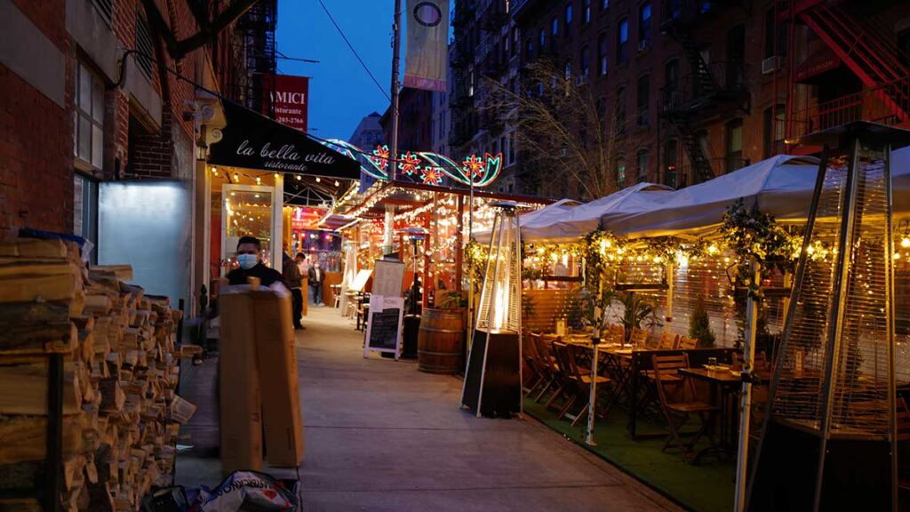 Koniec z ograniczeniami czasowymi serwowania posilkow w pomieszczeniach zamknietych w ny kat