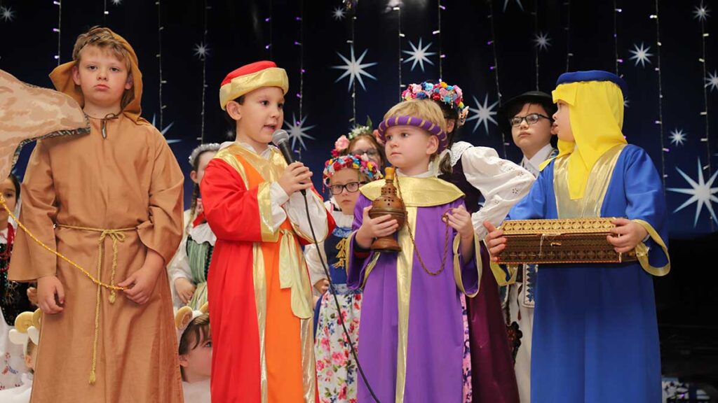 Krakowianki i gorale szopka ludowa w polskiej szkole na greenpoint kat