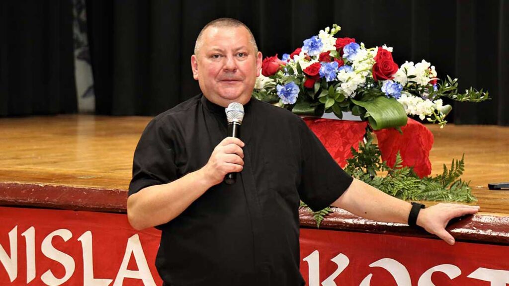 Ks grzegorz markulak kapelanem childrens smile foundation wiecej szczescia jest w dawaniu anizeli w braniu kat