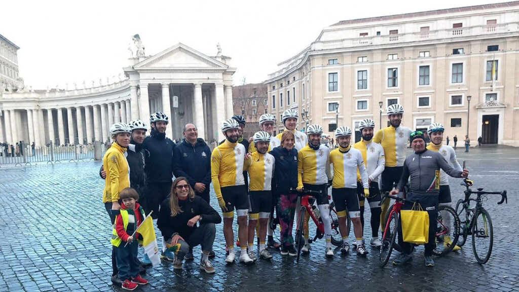 Leon xiv pozdrowi uczestnikow giro ditalia ktorzy przejada przez watykan kat