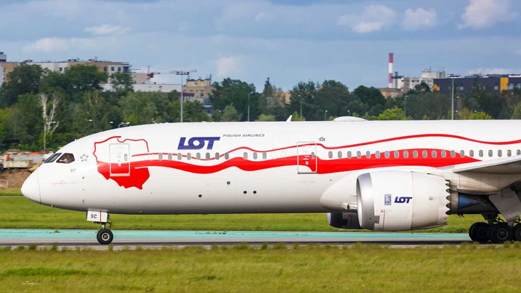 Lot aby podnies komfort obslugi pasazerow podpisal umowe z firma amadeus kat