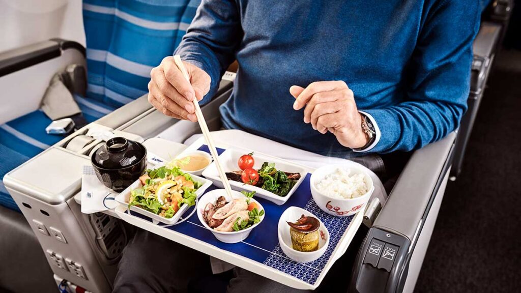 Lot dla pasazerow economy class wprowadza nowa usluge zamow posilek na poklad kat