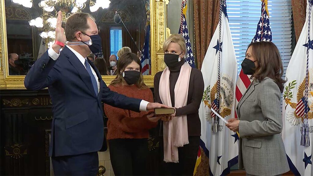 Mark brzezinski syn zbigniewa brzezinskiego zaprzysiezony na ambasadora w polsce relacja video kat