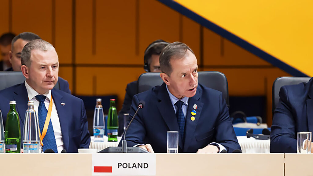 Marszalek senatu prof tomasz grodzki na obradach parlamentarnego szczytu platformy krymskiej w pradze kat