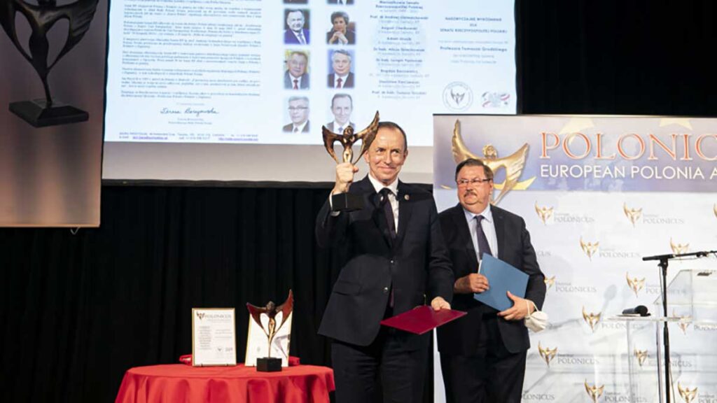 Marszalek senatu rp prof tomasz grodzki odebral w akwizgranie nagrode polonicusa dla senatu rp kat