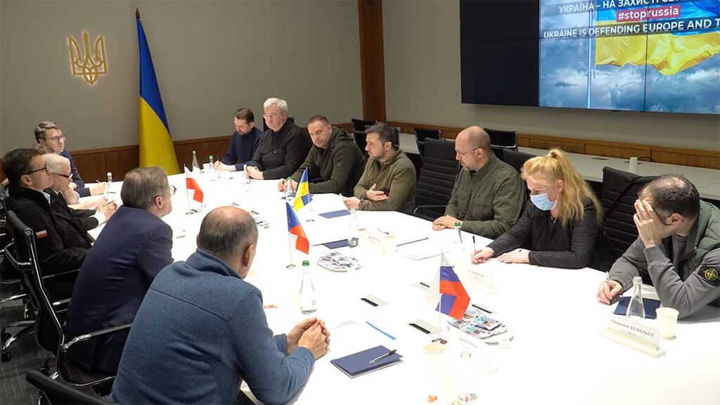 Mateusz morawiecki jaroslaw kaczynski petr fiala i janez jansa spotkali sie z wolodymyrem zelenskim w kijowie kat