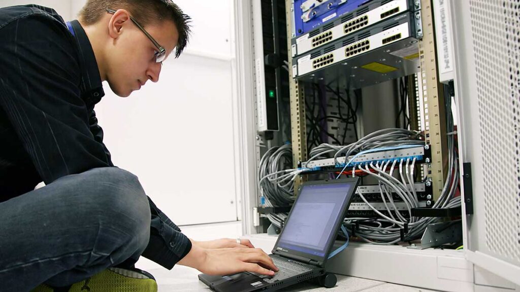 Miesieczne zarobki inzyniera branzy it siegaja juz ponad 10 tys zl kat