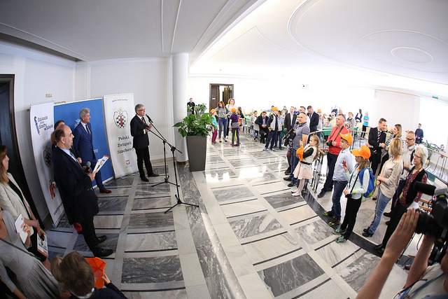 Mlodzi szachisci grali dla polonii w senacie kat 20