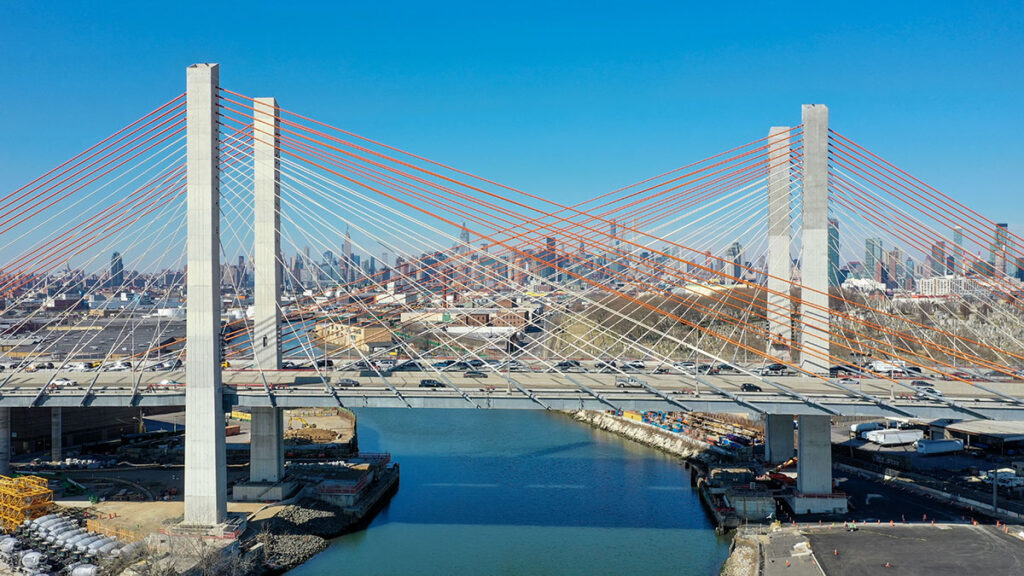 Most kosciuszki w nowym jorku oswietlony na zolto z okazji miedzynarodowego dnia pamieci o holokauscie kat