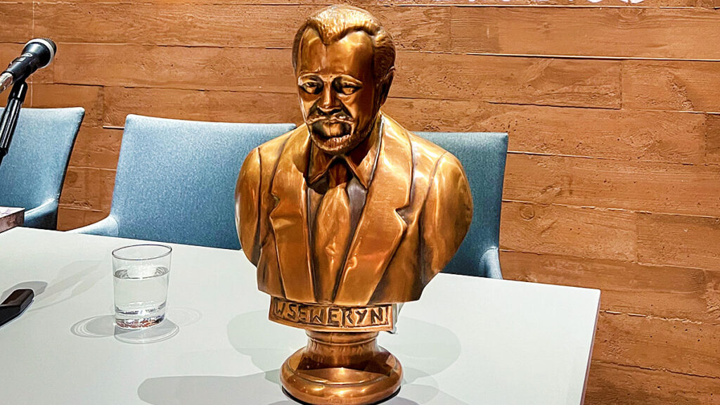 Muzeum katynskie otrzymalo popiersie autorstwa leonarda szczura przekazane przez janusza jaroslawskiego kat