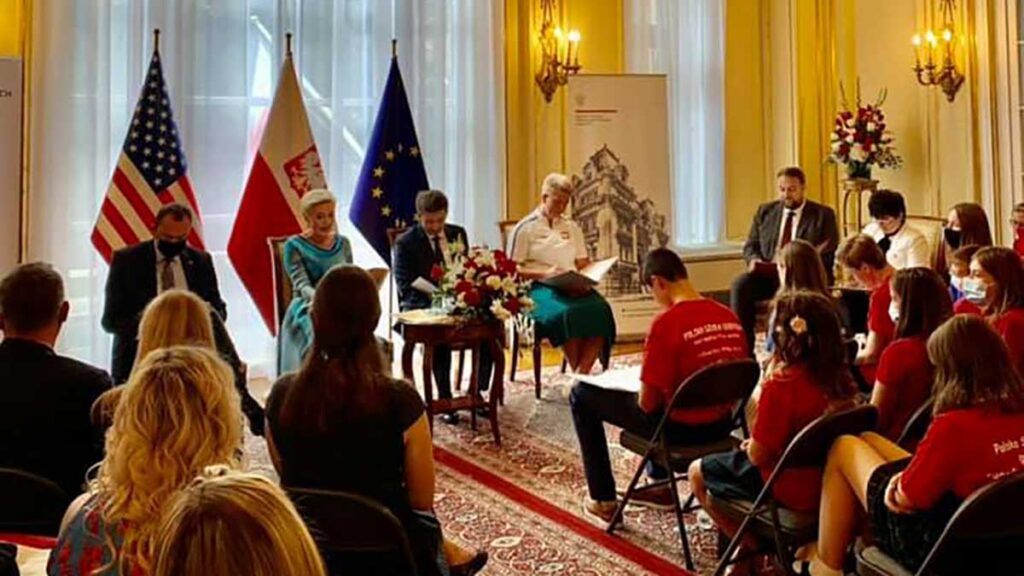 Narodowe czytanie w nowym jorku z agata kornhauser duda i polonijna mlodzieza kat