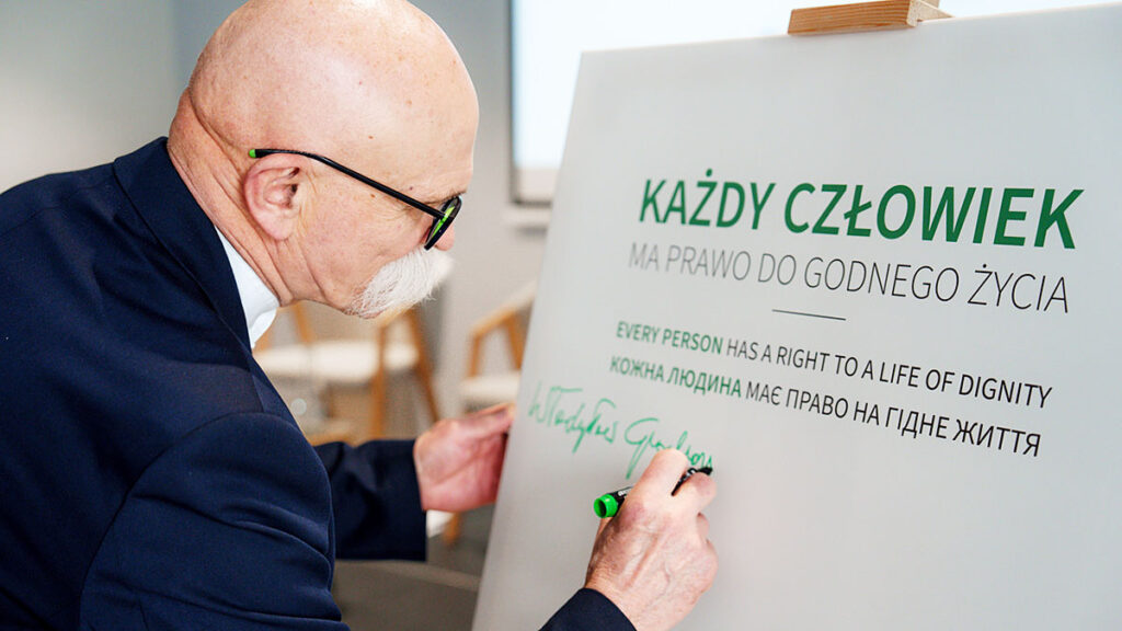 Nie pozbawiajcie nas dachu nad glowa znany hotelarz pomaga uchodzcom kat