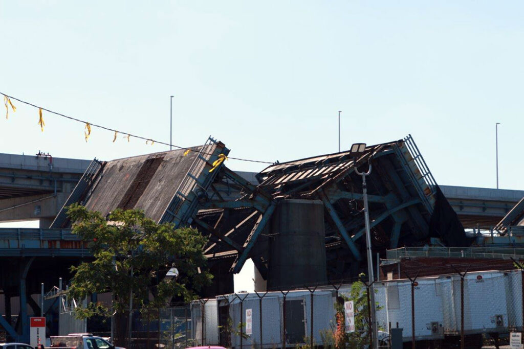 Ny w dniu parady pulaskiego wysadzono stary most kosciuszki kat 42