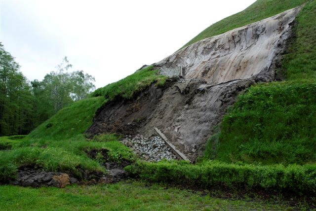 Obsuniety fragment kopca pilsudskiego kat 25