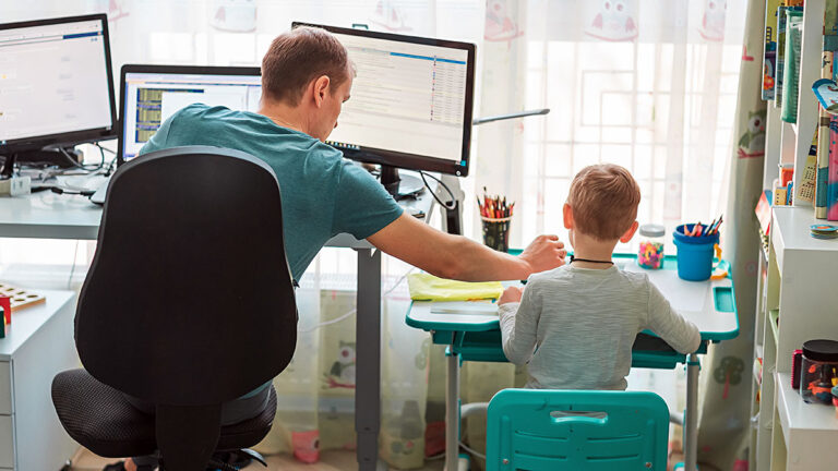 Ojcowie powinni miec wiecej urlopu by moc angazowac sie w rodzicielstwo uwazaja polacy kat