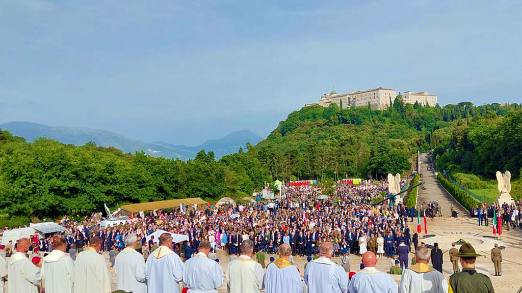 Papiez na obchody na monte cassino modlac sie za poleglych modle sie o pokoj kat