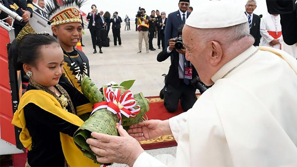 Papiez przybyl do indonezji rozpoczyna sie 45 podroz apostolska franciszka kat