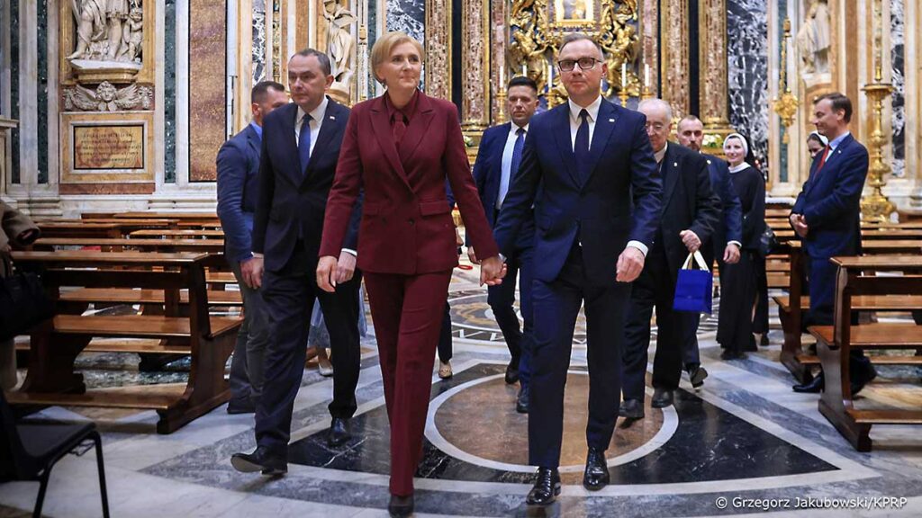 Para prezydencka zlozyla kwiaty na grobie papieza franciszka kat