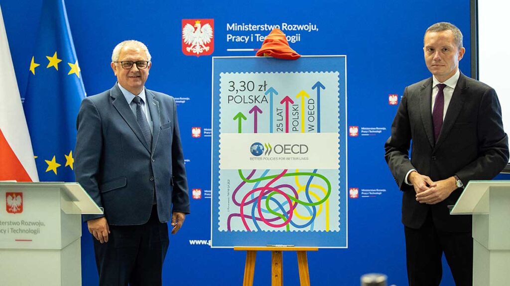Poczta polska we wspolpracy z mrit wyemitowala znaczek z okazji 25 rocznicy obecnosci polski w oecd kat