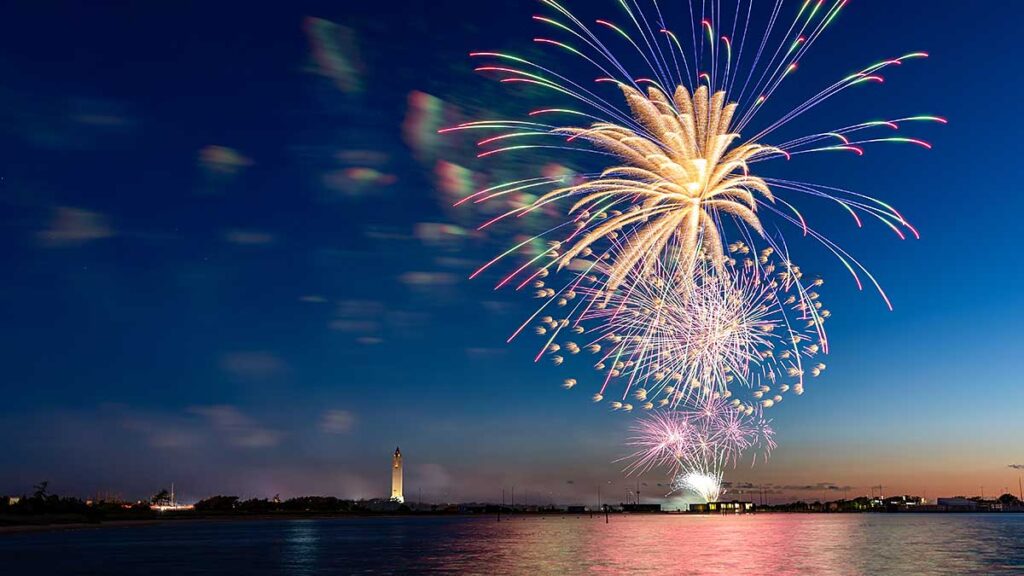 Pokaz sztucznych ogni na plazy jones beach na long island z okazji dnia niepodleglosci kat